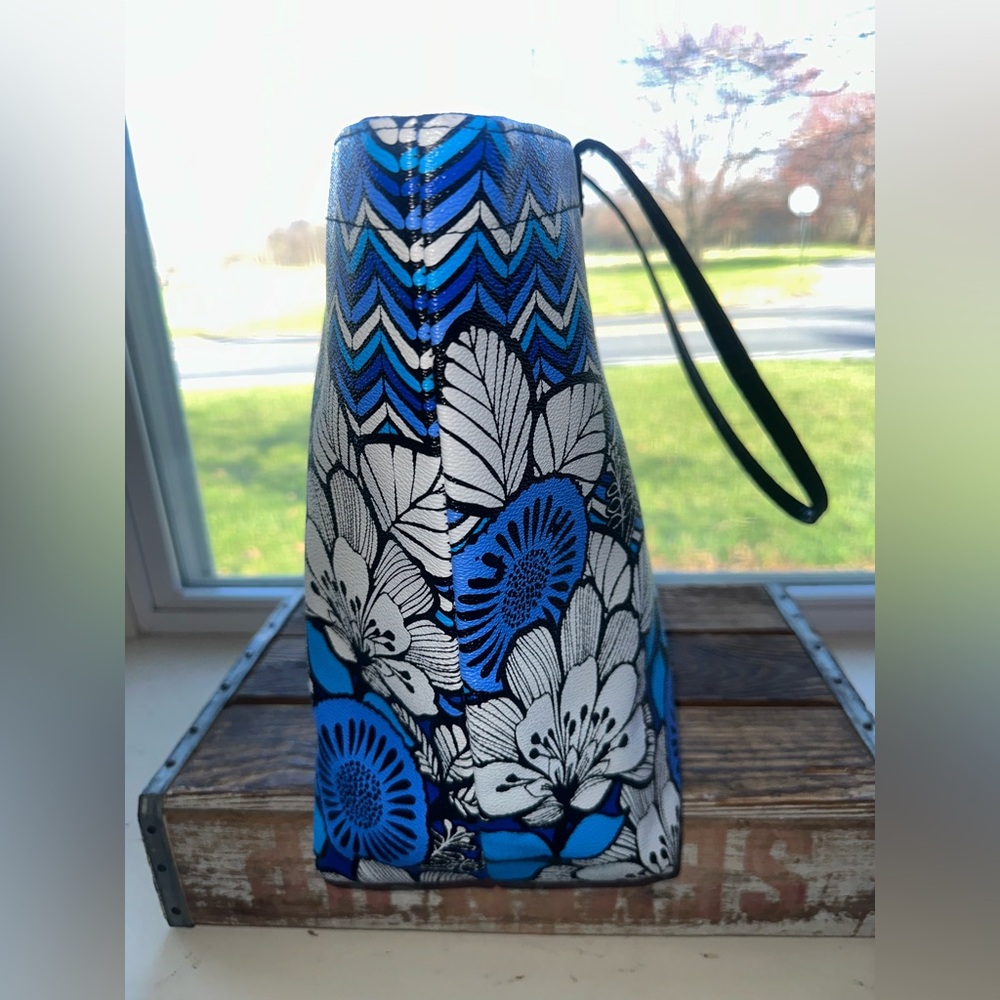 Vera Bradley  Blue Bayou Shoulder Bag in a Vibrant Blue & Black Pattern -NWOT - Picture 8 of 15